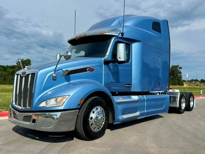2023 Peterbilt 579 80" Raised Roof Sleeper, exterior photo 2