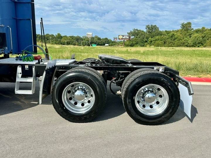 2023 Peterbilt 579 80" Raised Roof Sleeper, exterior photo 3