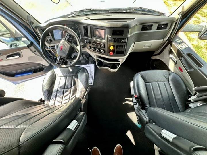 2023 Peterbilt 579 80" Raised Roof Sleeper, interior photo 4