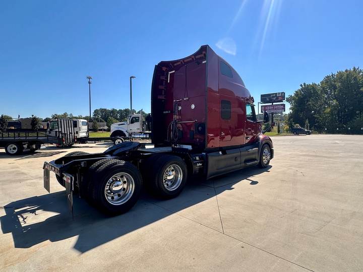 2023 Peterbilt 579 80" Raised Roof Sleeper, exterior photo 1