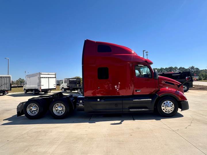 2023 Peterbilt 579 80" Raised Roof Sleeper, exterior photo 2