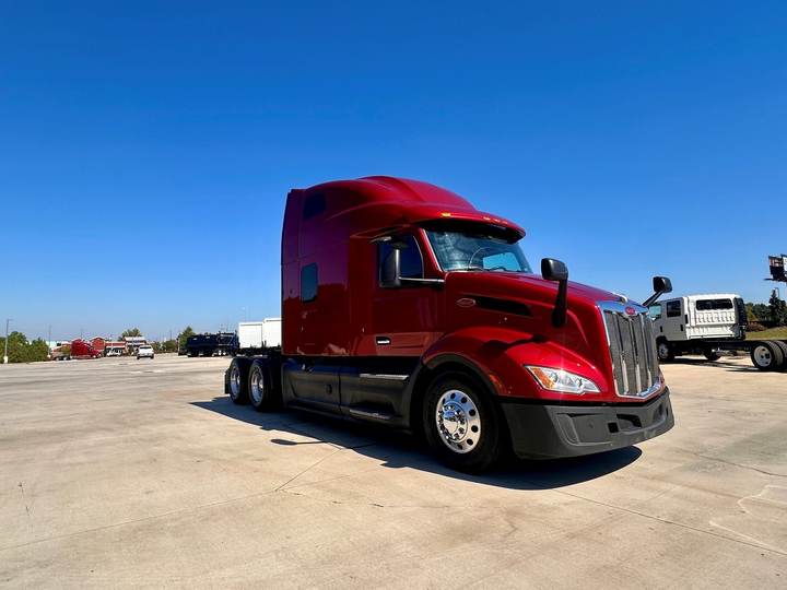 2023 Peterbilt 579 80" Raised Roof Sleeper, exterior photo 3