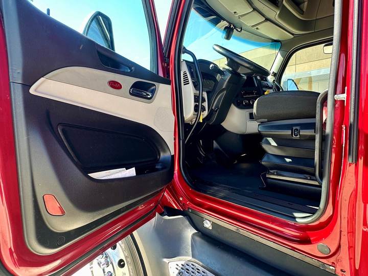 2023 Peterbilt 579 80" Raised Roof Sleeper, interior photo 5