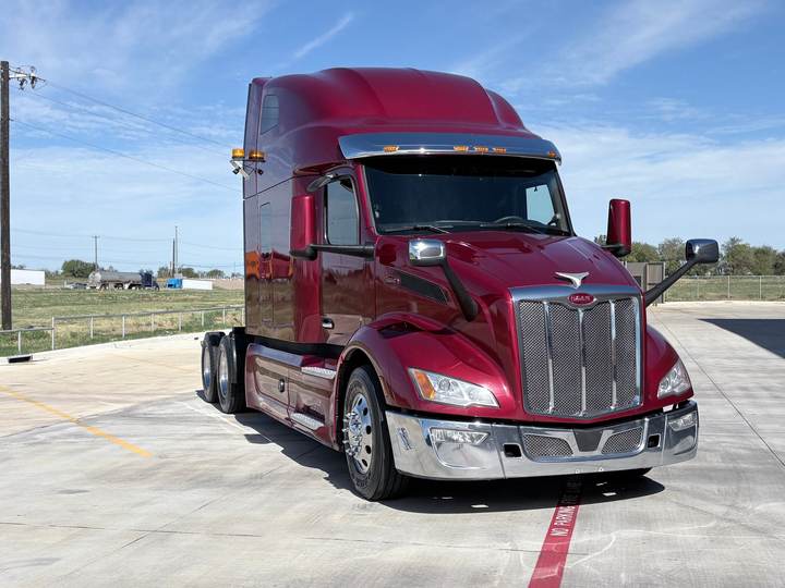 2023 Peterbilt 579 80" Raised Roof Sleeper, exterior photo 1