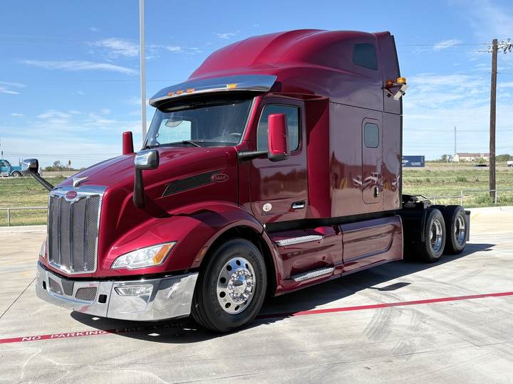 2023 Peterbilt 579 80" Raised Roof Sleeper, exterior photo 2