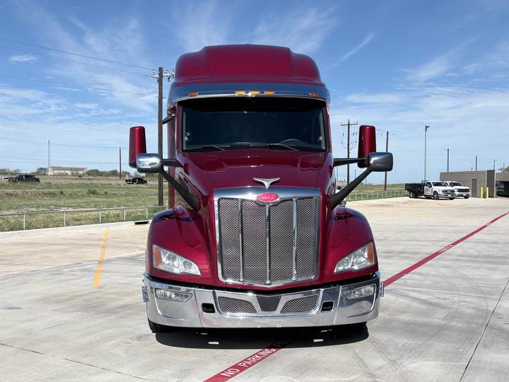 2023 Peterbilt 579 80" Raised Roof Sleeper, exterior photo 3