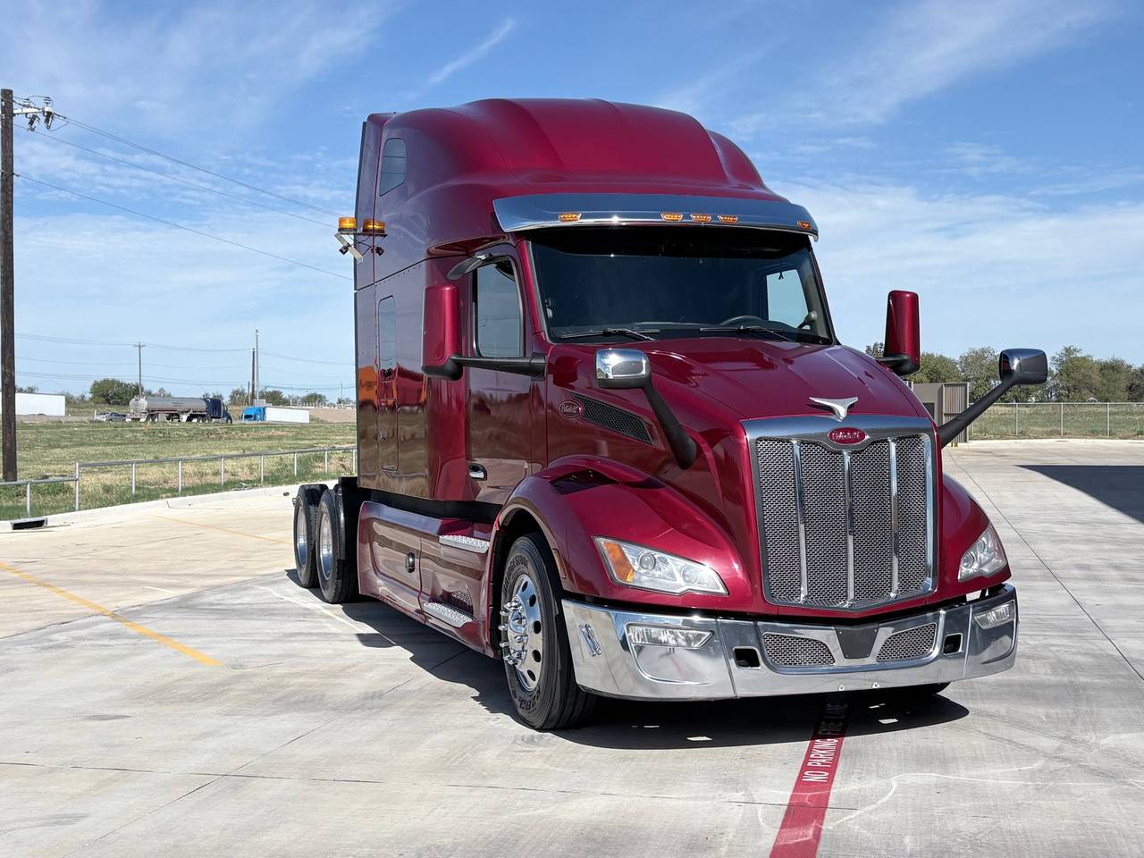 2023 Peterbilt 579 80" Raised Roof Sleeper, exterior photo 1