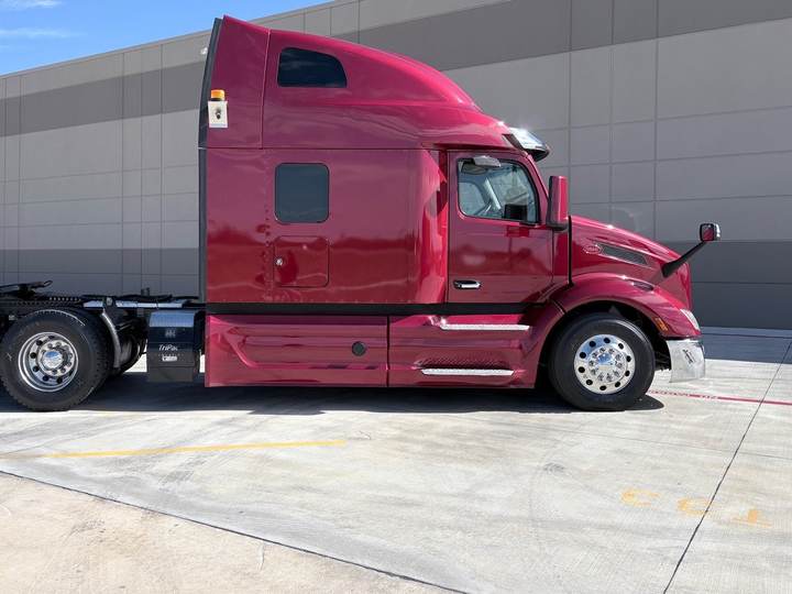 2023 Peterbilt 579 80" Raised Roof Sleeper, exterior photo 4
