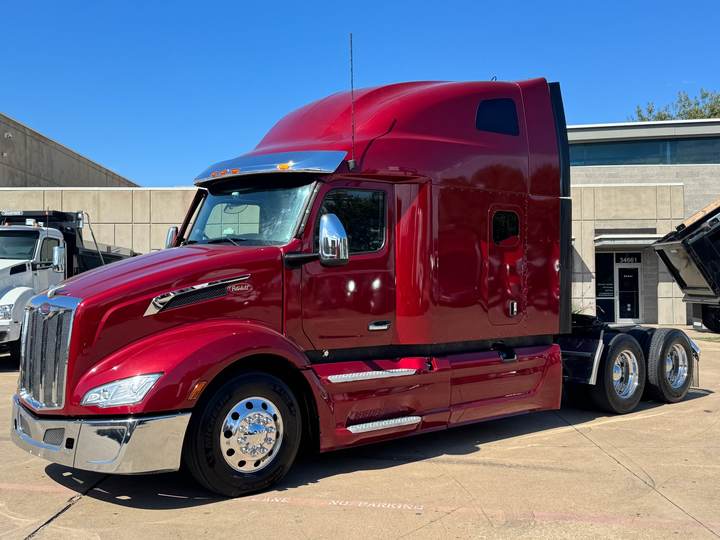 2023 Peterbilt 579 80" Raised Roof Sleeper, exterior photo 2