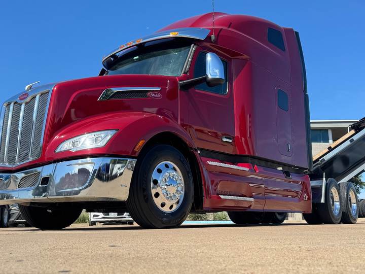 2023 Peterbilt 579 80" Raised Roof Sleeper, exterior photo 5