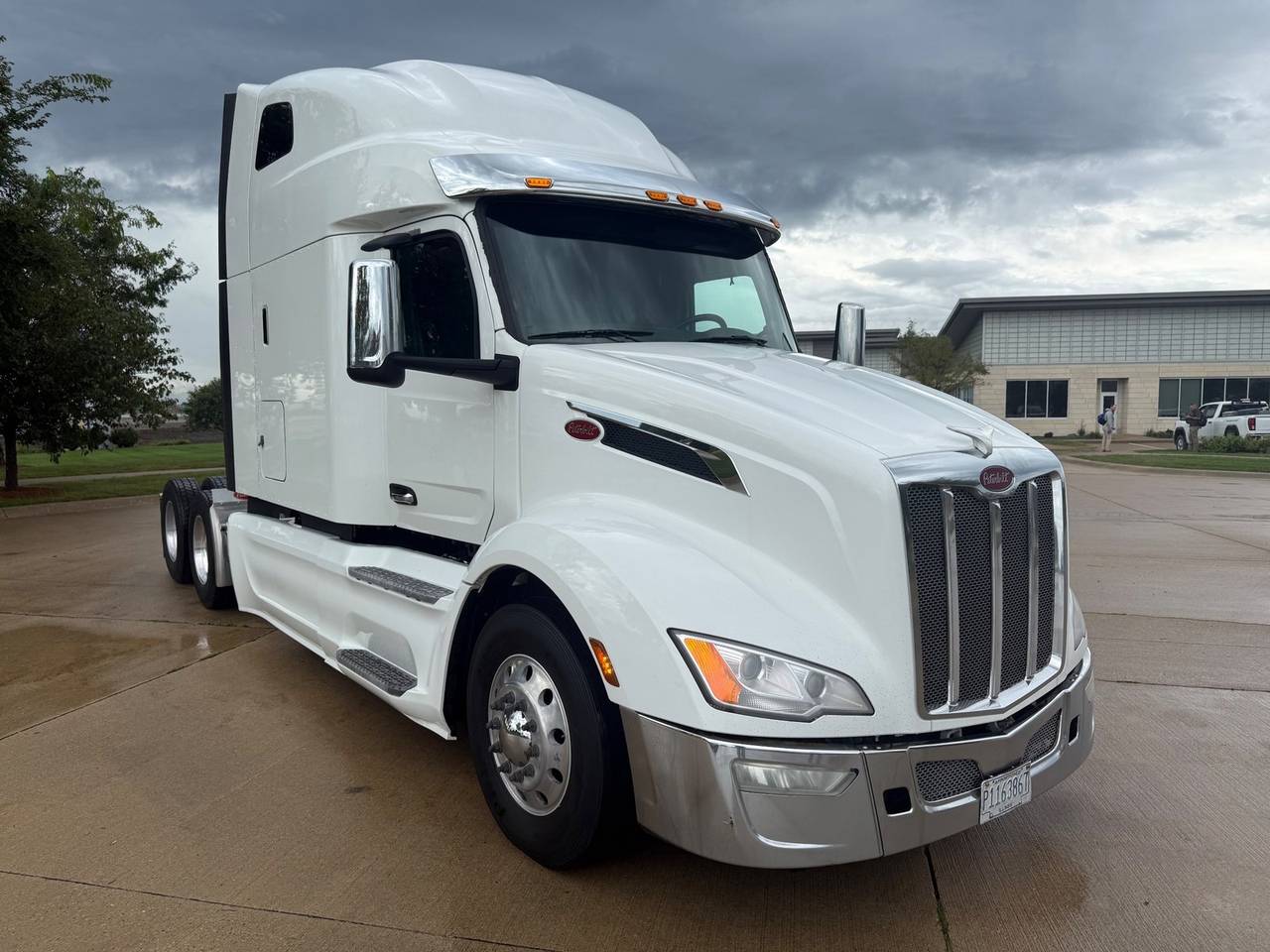 2023 Peterbilt 579 80" Raised Roof Sleeper, exterior photo 1
