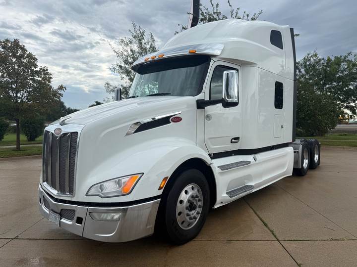 2023 Peterbilt 579 80" Raised Roof Sleeper, exterior photo 2