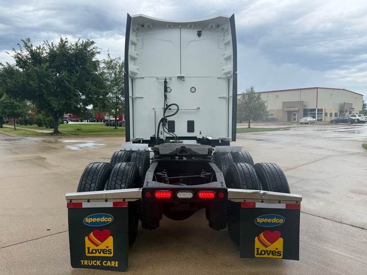 2023 Peterbilt 579 80" Raised Roof Sleeper, exterior photo 3