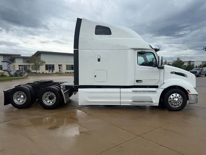 2023 Peterbilt 579 80" Raised Roof Sleeper, exterior photo 4