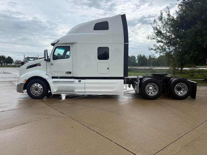 2023 Peterbilt 579 80" Raised Roof Sleeper, exterior photo 5