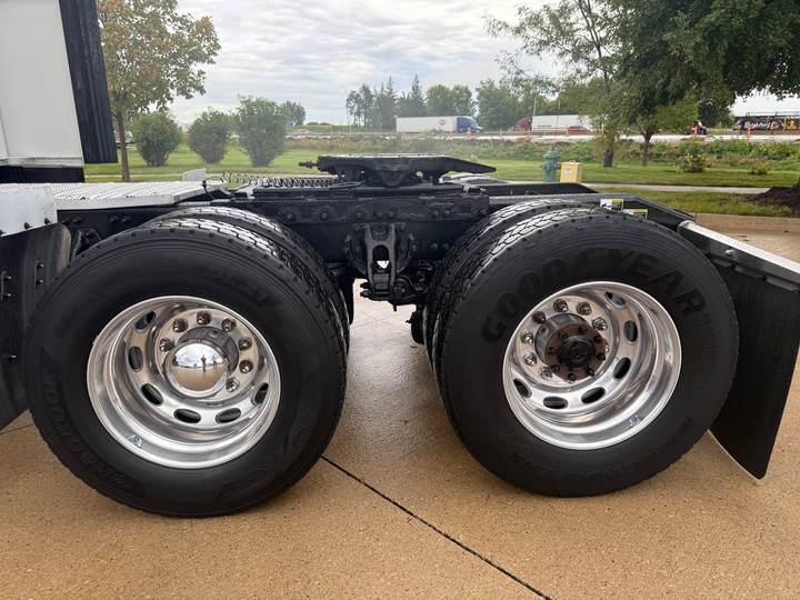 2023 Peterbilt 579 80" Raised Roof Sleeper, exterior photo 7