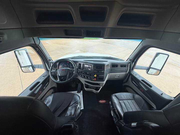 2023 Peterbilt 579 80" Raised Roof Sleeper, interior photo 8