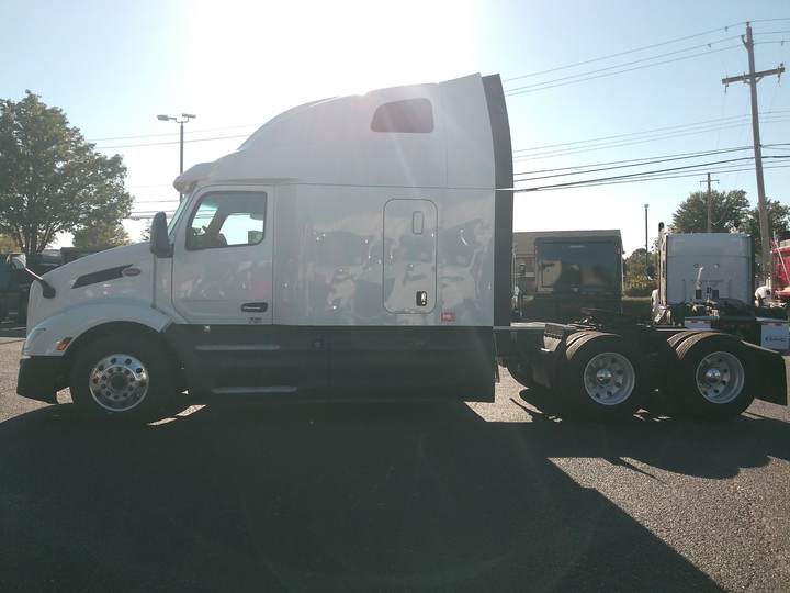 2023 Peterbilt 579 80" Raised Roof Sleeper, exterior photo 2