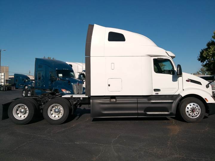 2023 Peterbilt 579 80" Raised Roof Sleeper, exterior photo 5