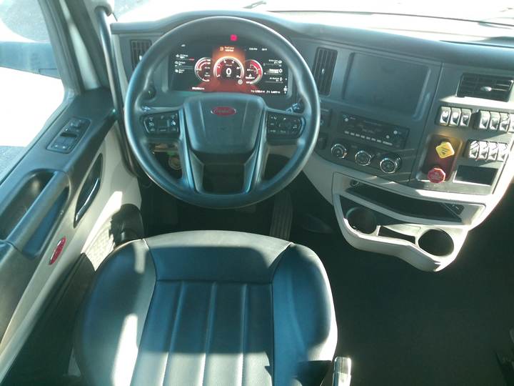 2023 Peterbilt 579 80" Raised Roof Sleeper, interior photo 6