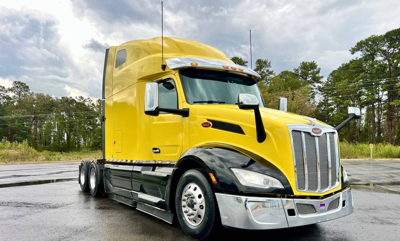 2023 Peterbilt 579 80" Raised Roof Sleeper, exterior photo 1