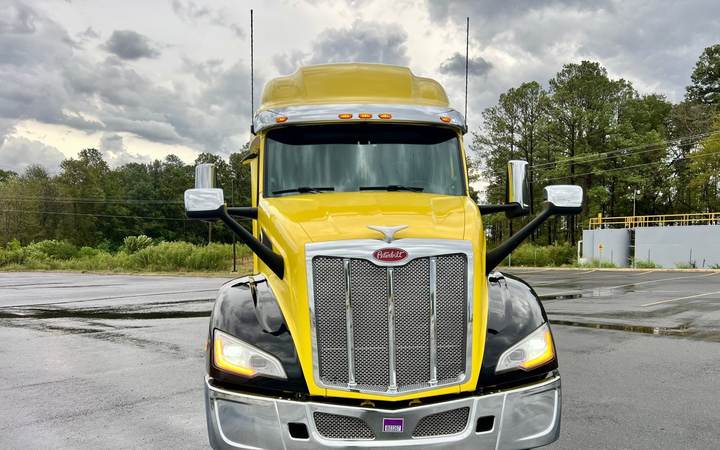 2023 Peterbilt 579 80" Raised Roof Sleeper, exterior photo 2