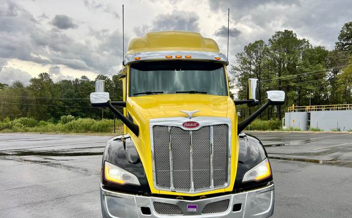 2023 Peterbilt 579 80" Raised Roof Sleeper, exterior photo 5