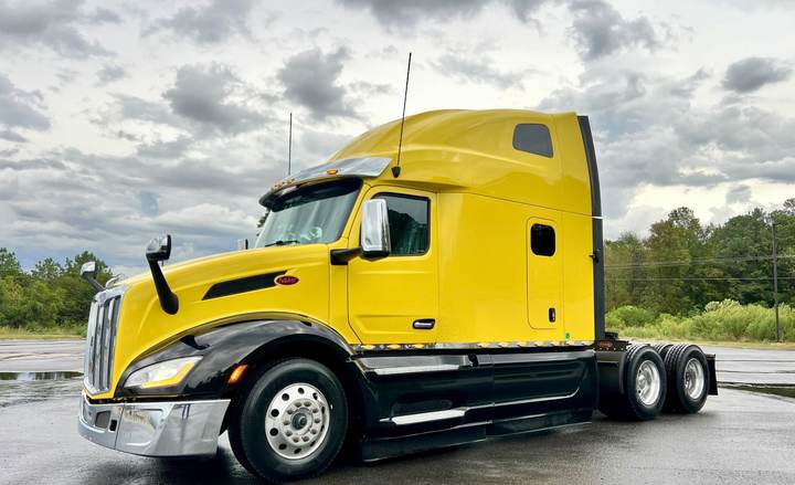 2023 Peterbilt 579 80" Raised Roof Sleeper, exterior photo 6