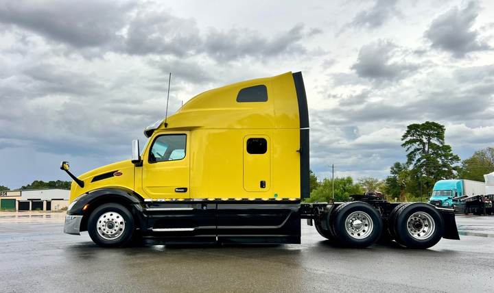 2023 Peterbilt 579 80" Raised Roof Sleeper, exterior photo 7