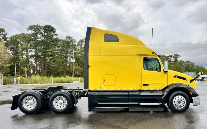 2023 Peterbilt 579 80" Raised Roof Sleeper, exterior photo 8