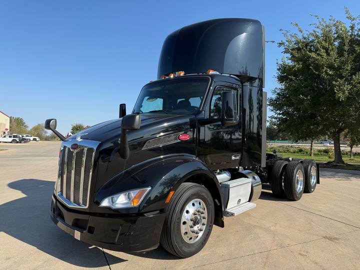 2023 Peterbilt 579 Day Cab, exterior photo 1