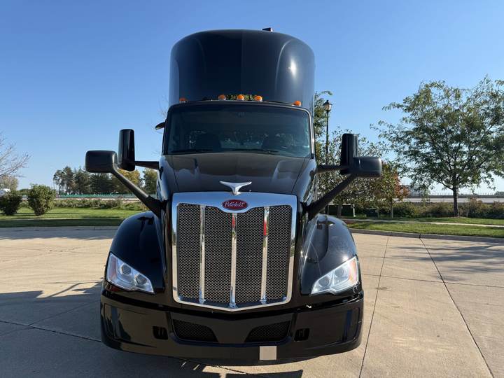 2023 Peterbilt 579 Day Cab, exterior photo 3