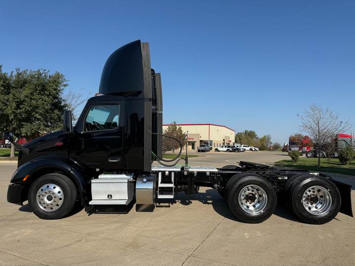 2023 Peterbilt 579 Day Cab, exterior photo 4