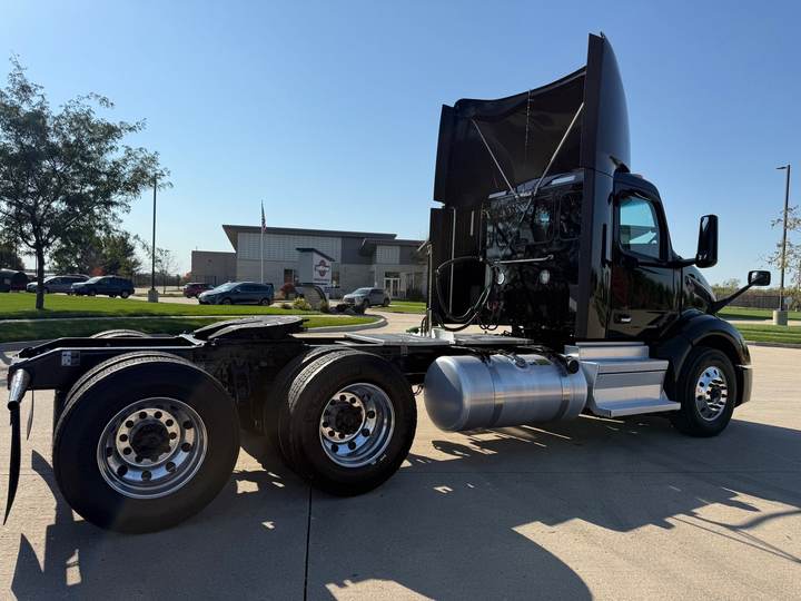 2023 Peterbilt 579 Day Cab, exterior photo 6
