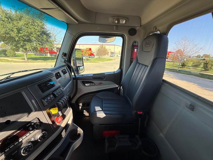 2023 Peterbilt 579 Day Cab, interior photo 7
