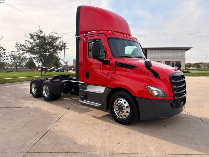 2024 Freightliner PT126064S T Day Cab, exterior photo 1