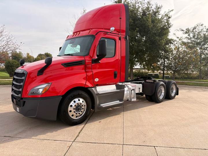 2024 Freightliner PT126064S T Day Cab, exterior photo 3