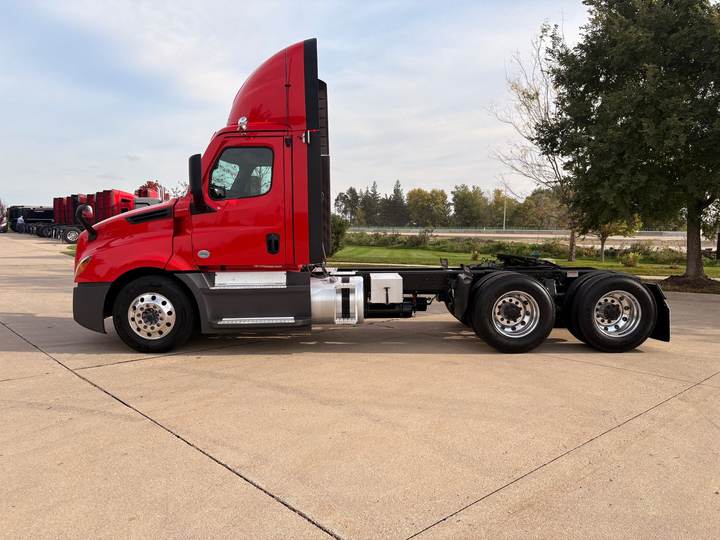 2024 Freightliner PT126064S T Day Cab, exterior photo 4