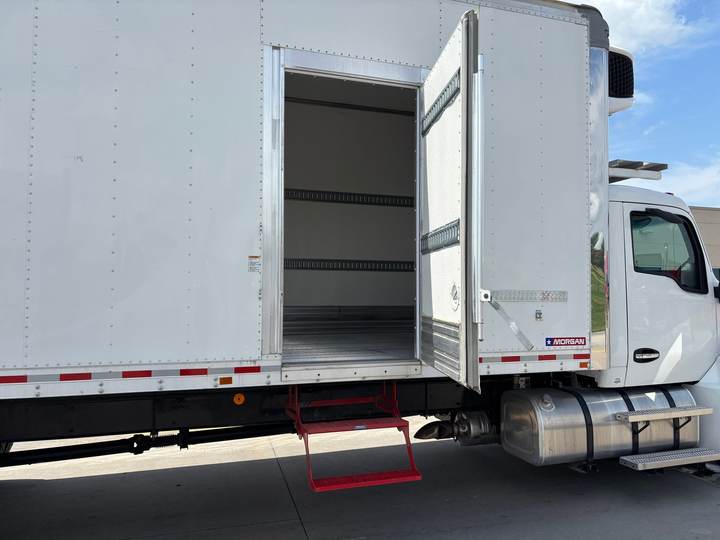 2024 Kenworth T380 Refrigerated Box Truck, exterior photo 3