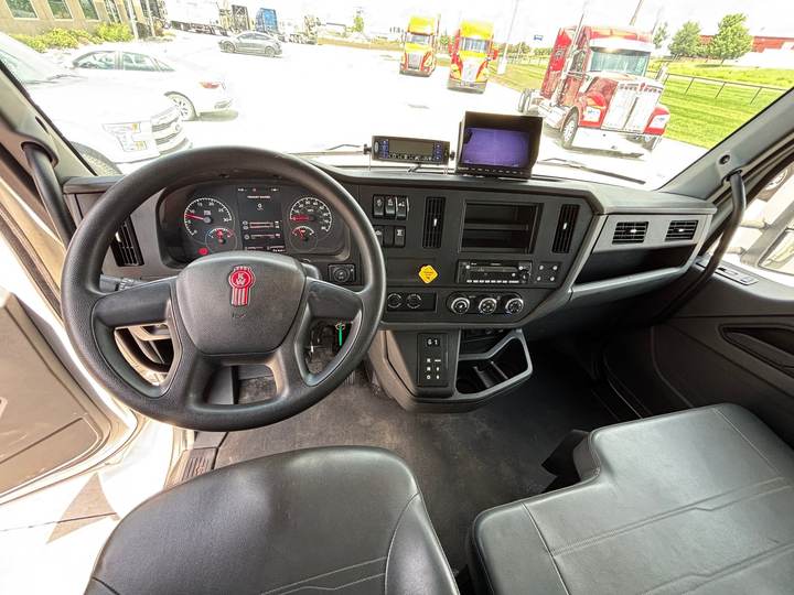 2024 Kenworth T380 Refrigerated Box Truck, interior photo 5