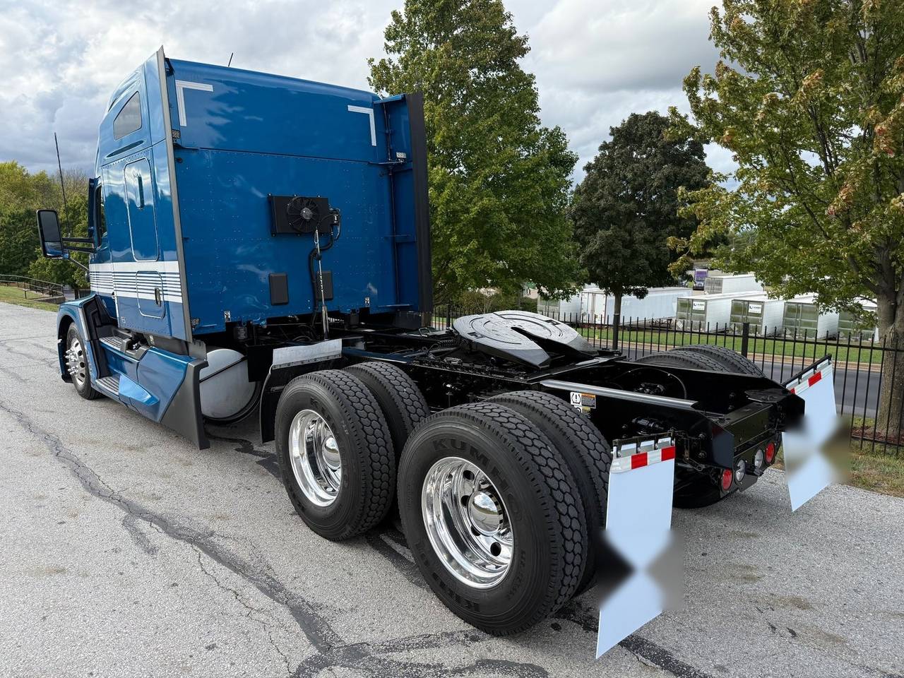 2024 Kenworth T680 76" Mid Roof Sleeper, exterior photo 1