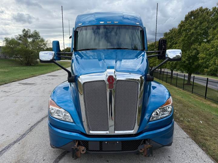 2024 Kenworth T680 76" Mid Roof Sleeper, exterior photo 4