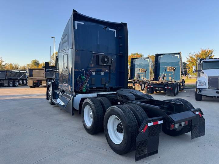 2024 Kenworth T680 76" Raised Roof Sleeper, exterior photo 4