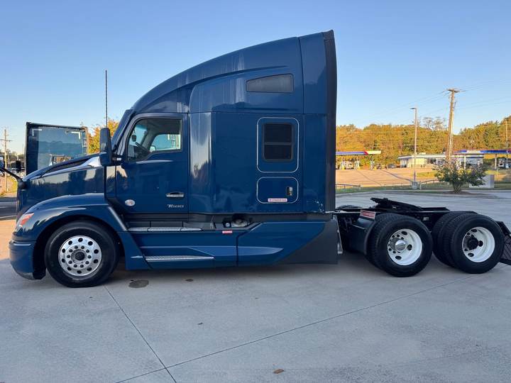 2024 Kenworth T680 76" Raised Roof Sleeper, exterior photo 5