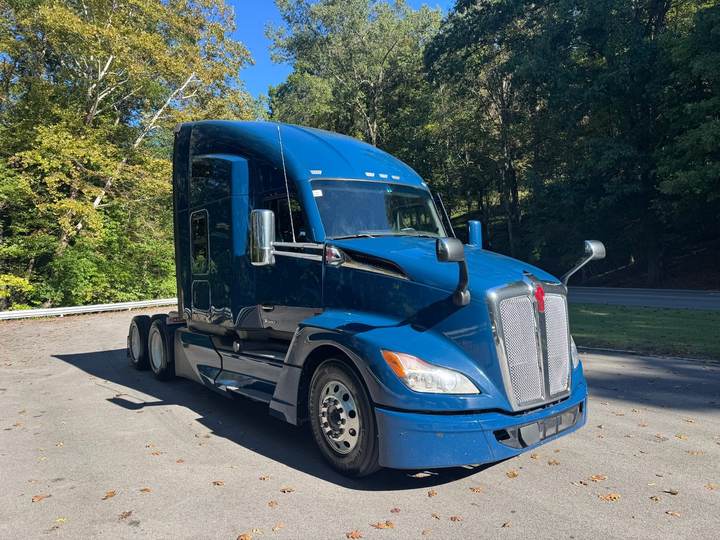 2024 Kenworth T680 76" Raised Roof Sleeper, exterior photo 1