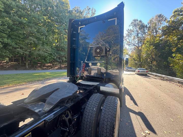 2024 Kenworth T680 76" Raised Roof Sleeper, exterior photo 2