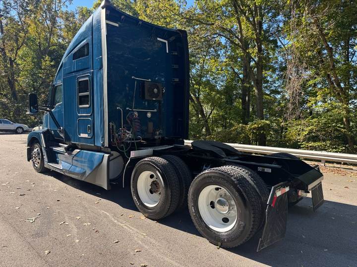 2024 Kenworth T680 76" Raised Roof Sleeper, exterior photo 3