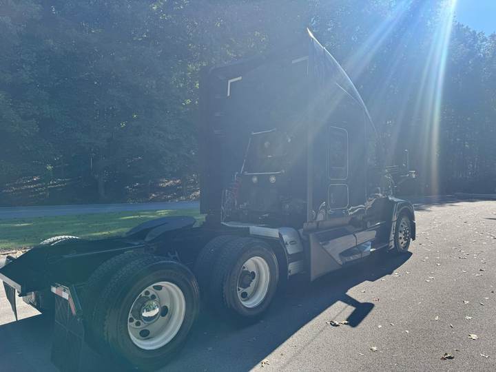 2024 Kenworth T680 76" Raised Roof Sleeper, exterior photo 4