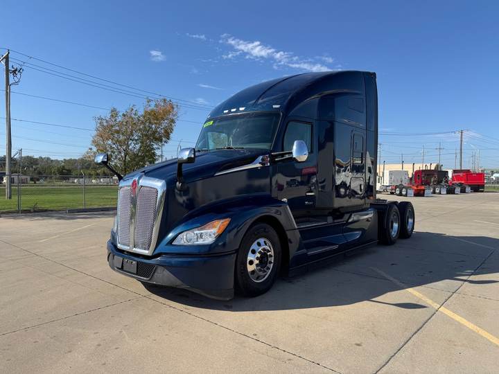 2024 Kenworth T680 76" Raised Roof Sleeper, exterior photo 2