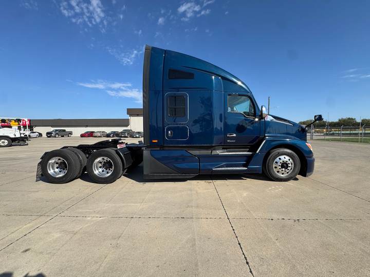 2024 Kenworth T680 76" Raised Roof Sleeper, exterior photo 4
